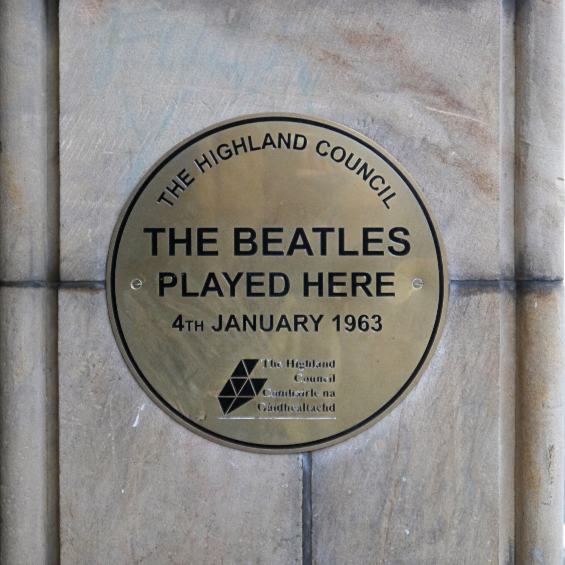 The Beatles Played Here plaque on the wall of Dingwall Town Hall, Dingwall, Scotland