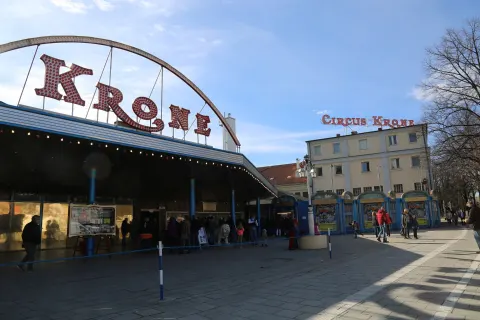 Entrance of the Circus-Krone-Bau on Marsstraße in Munich, 2017