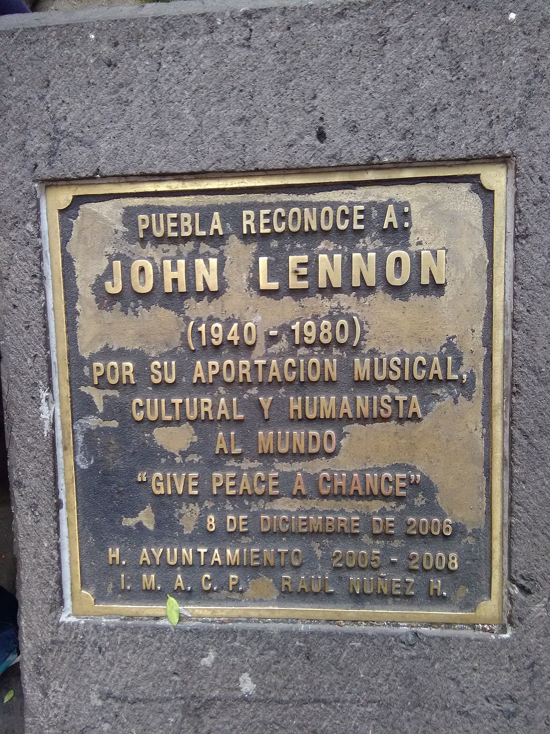 An earlier John Lennon memorial plaque in Puebla's historic centre, photographed in April 2017 before the 2025 talavera replacement
